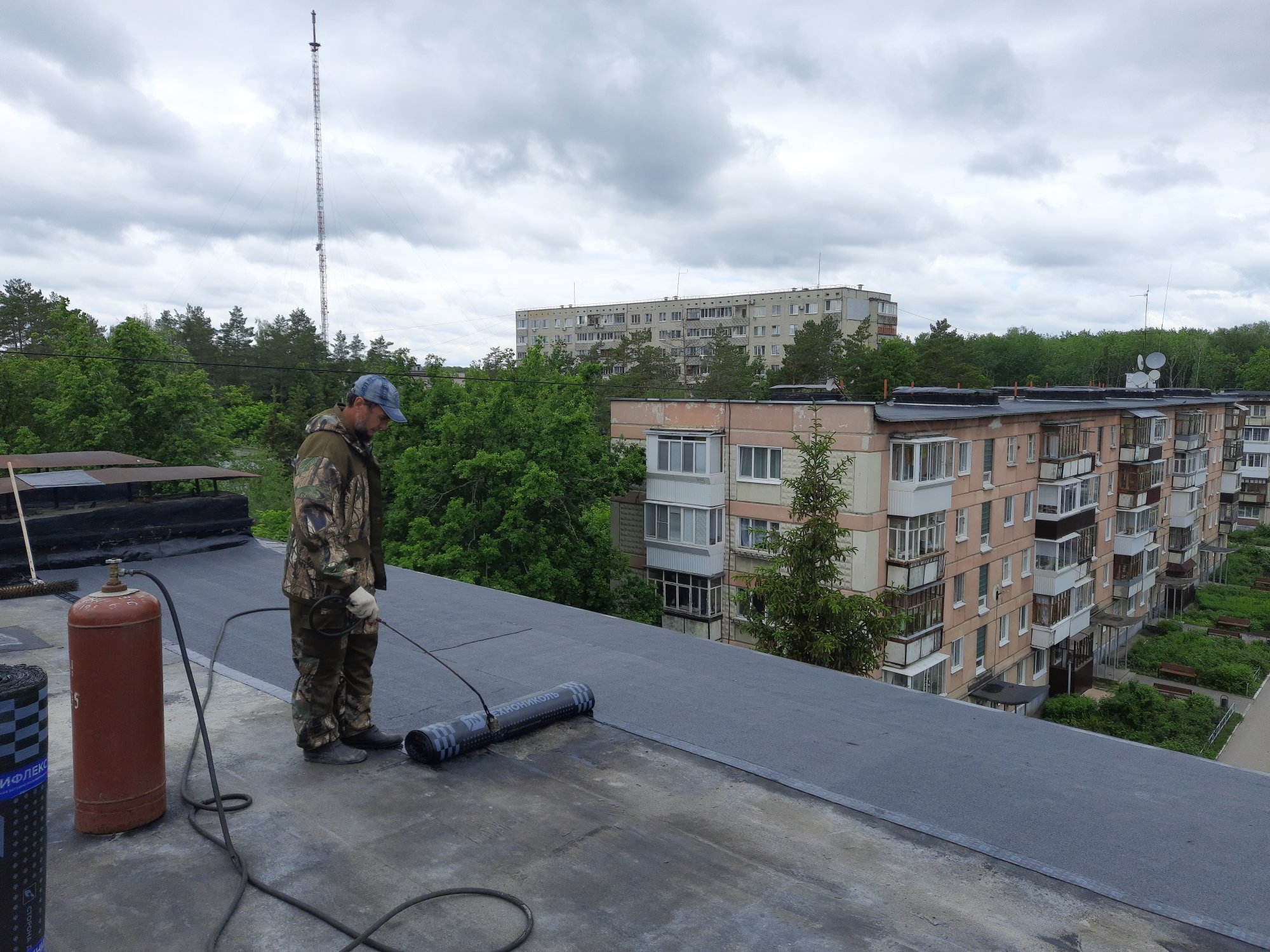 В Димитровграде капитально ремонтируют крыши многоквартирных домов