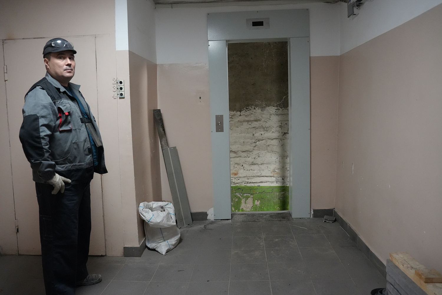 В многоэтажном доме на улице Кирова, 50 по программе капремонта меняют старые лифты
