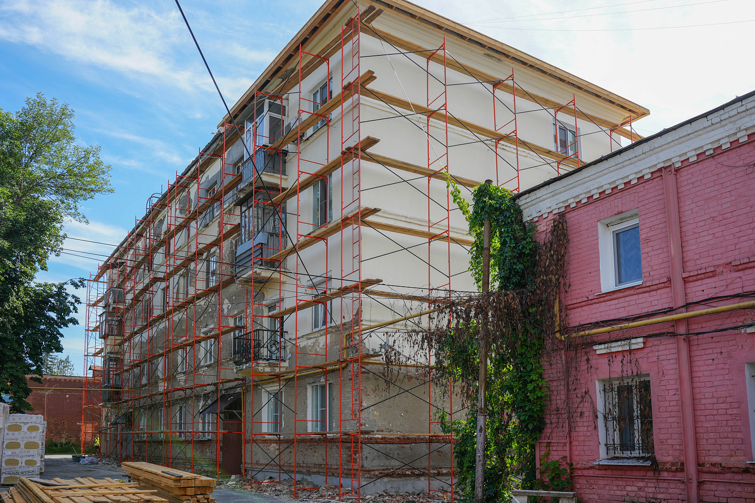  В историческом центре Ульяновска капитально ремонтируют многоквартирный дом сталинской эпохи