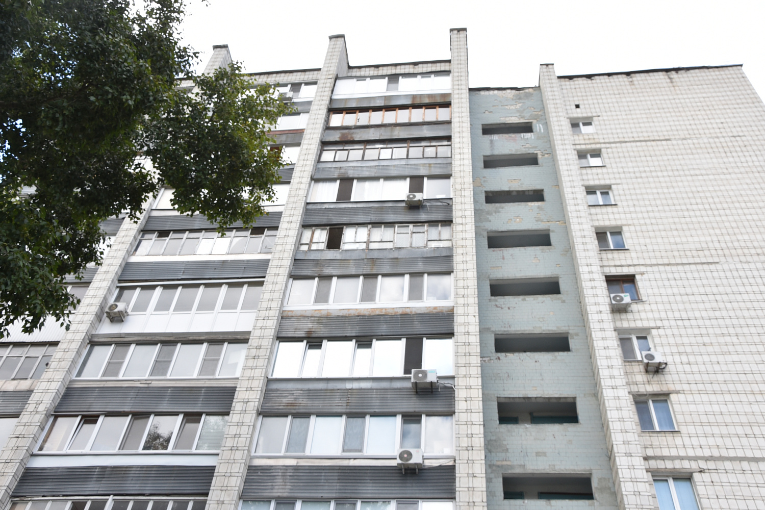 В многоэтажном доме на улице Кирова, 50 по программе капремонта меняют старые лифты